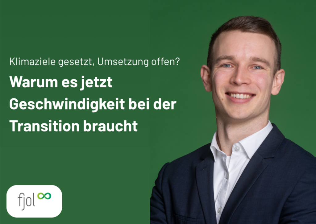 Mann vor grünem Hintergrund wirbt für schnellere Klimatransition