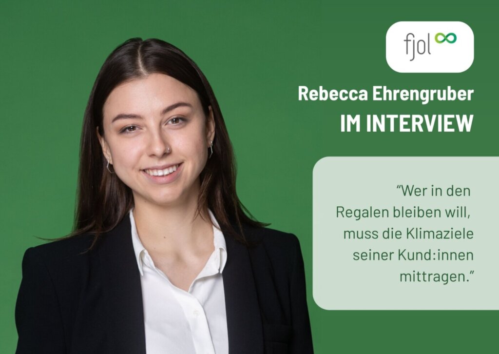 Porträt von Rebecca Ehrengruber vor grünem Hintergrund