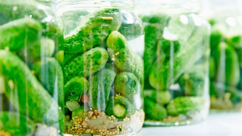 Eingelegte Gurken im Glas mit Gewürzen